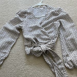 BILLABONG WRAP BUBBLE SLEEVE CROP TOP